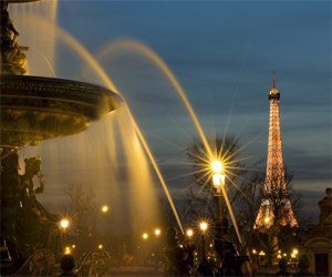 Picture of the Eiffel Tower by night