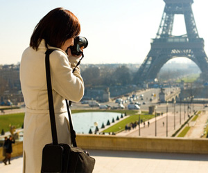 Touriste prenant la Tour Eiffel en photo