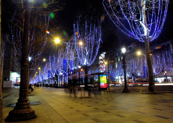 Photo of the Champs Elysees with Christmas lights  Tmax