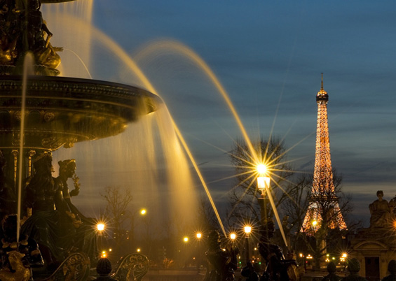 Photo of the Eiffel Tower from Place de la Concorde © pedroferreira