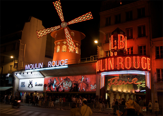 Photo of the Moulin Rouge cabaret in Paris © andrescolmen