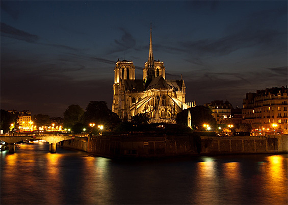 Photo de Notre Dame de Paris la nuit  BonnieCaton